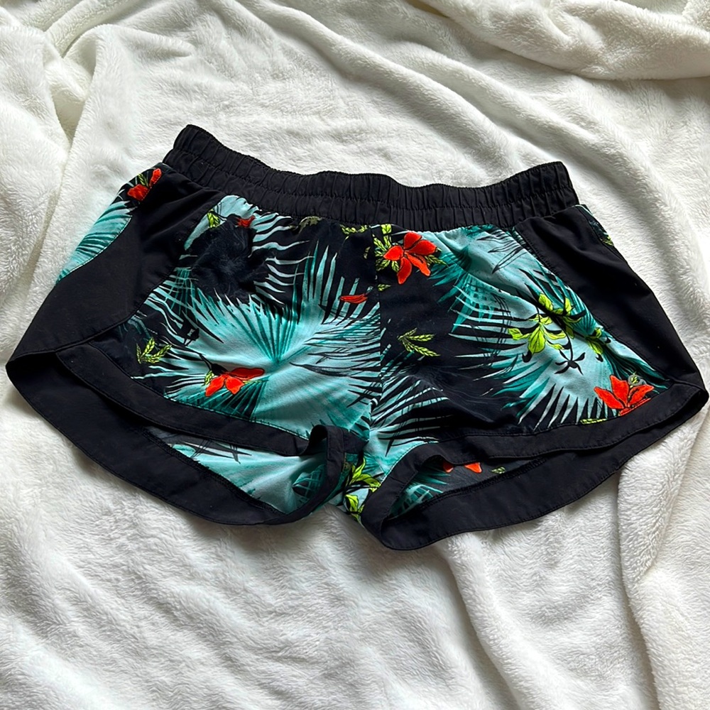 GAP fit tropical pattern athletic shorts
